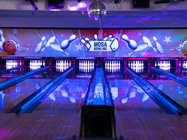 Hohtokeilahalli ja diskopallo neonvaloissa